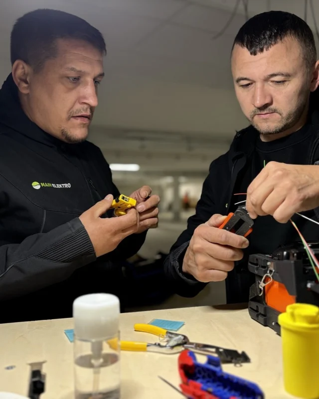 🔬⚡ Glasfaser verbindet die Welt – wir spleißen Zukunft.
#MainElektro #LWL #Glasfaser #Spleißen #Teamwork