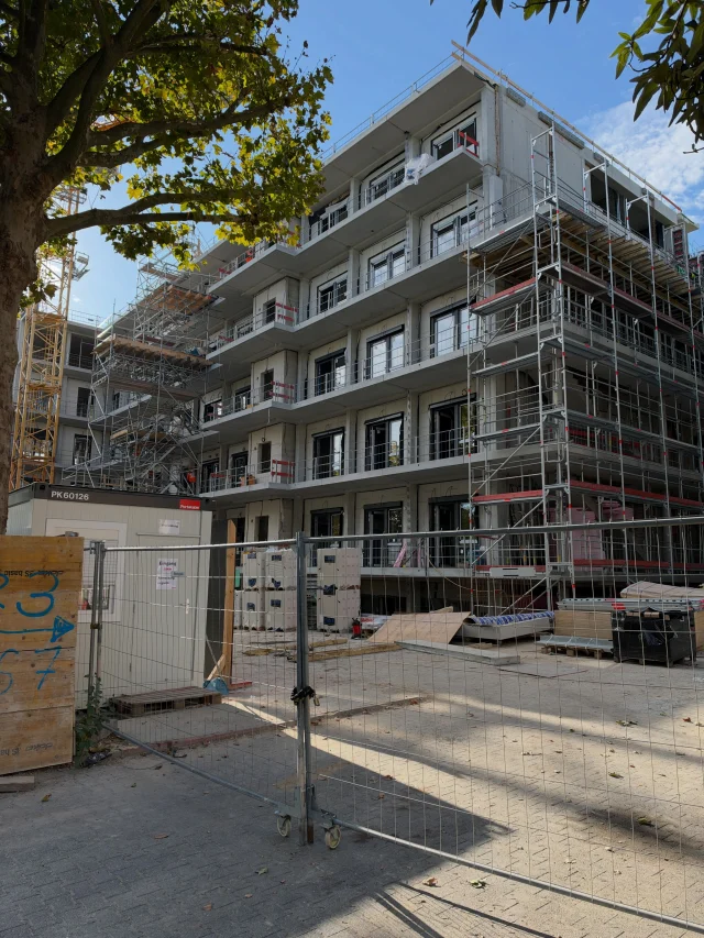 ⚡ Neues Projekt in Eschborn – wir sind dabei!

Bei der Revitalisierung EBH Eschborn in der Hauptstraße 71–79 übernimmt die MainElektro GmbH die elektrotechnischen Arbeiten.

Aus zwei ehemaligen Bürogebäuden entsteht moderner Wohnraum. Die Bestandsgebäude wurden bis auf das Betonskelett zurückgebaut, erweitert und aufgestockt. Insgesamt entstehen hier rund 200 Wohneinheiten. 🏗️🏠

Ein weiteres anspruchsvolles Großprojekt für unser Team im Rhein-Main-Gebiet. ⚡

MainElektro GmbH – Elektrotechnik für anspruchsvolle Bauprojekte.

#MainElektro #Eschborn #Elektrotechnik #Elektroinstallation #Großbaustelle Wohnungsbau Revitalisierung RheinMain ZÜBLIN Elektrohandwerk